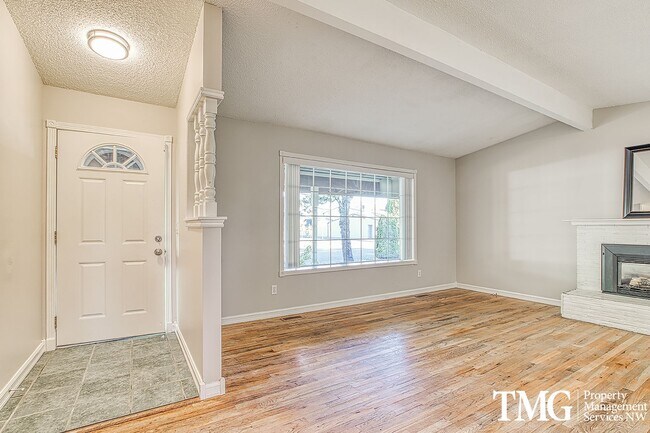 Foto del edificio - Classic Ranch style home w/ 3 beds 1.5 bat...