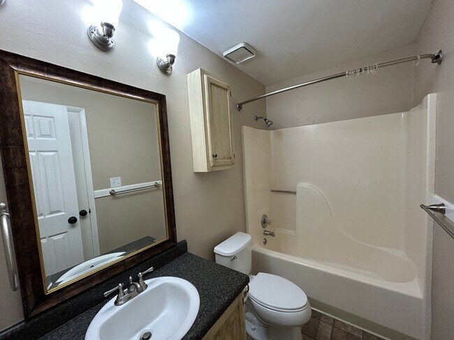 Foto del edificio - 4969-4967 7 Pine Cir