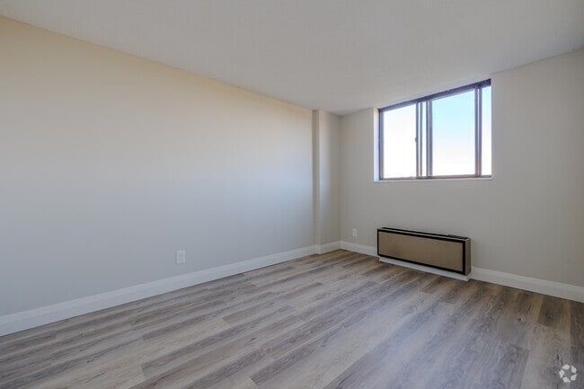 2BR, 1BA - 699 SF - 1st Bedroom - 130 & 140 Lincoln Road