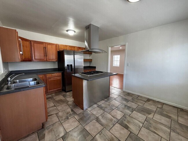 Building Photo - Move-in ready charmer in the heart of Canoga Park!