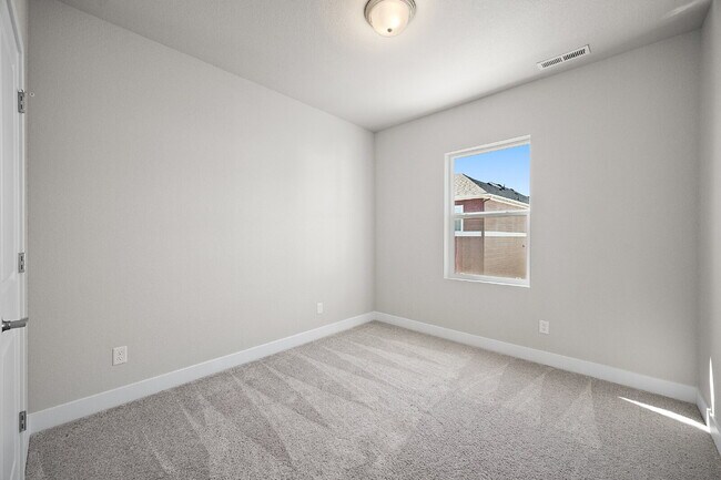 Foto del edificio - Modern 4 Bedroom, 2 Bathroom Westside Home with Balcony Views of Garden of the Gods!