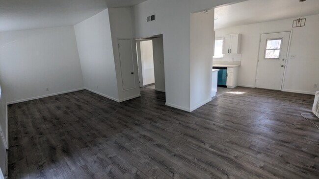 Foto del edificio - 543 W Tulare Ave