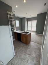 Building Photo - 420 W 6th St