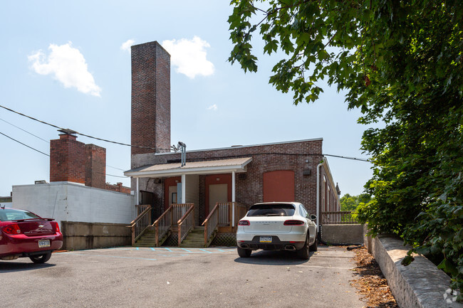 Building Photo - 18 W Goepp St