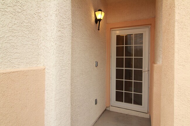 Foto del edificio - SHOWINGS AVAILABLE NOW