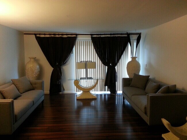 Foto del edificio - 9S120 Lake Dr