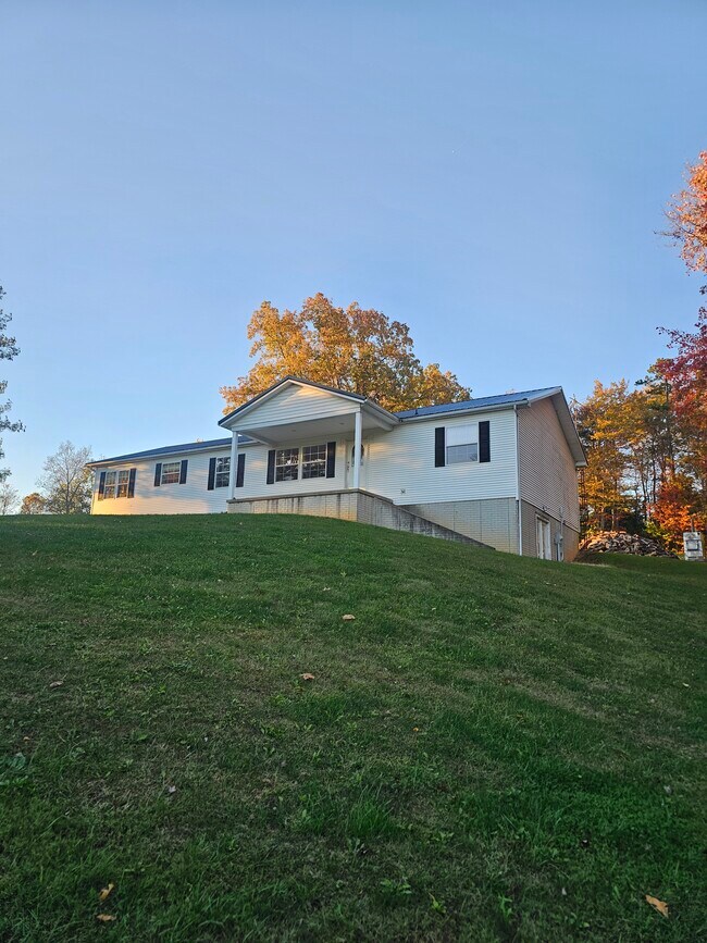 Foto del edificio - 559 Robert Kelly Rd