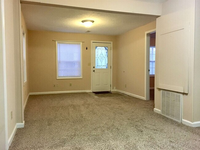 Building Photo - 400 E Dillman Rd