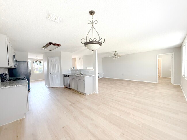 Comedor con vistas al comedor formal y la sala de estar. - 1419 Windy Meadows Dr