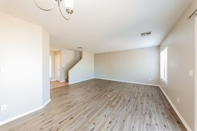 Foto del edificio - 12430 W Valentine Ave