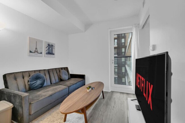 Building Photo - 192 Dundas St E