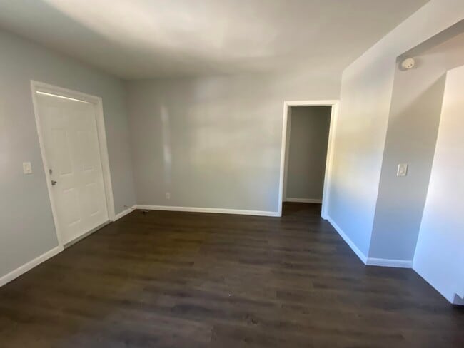 Building Photo - 428 Roseland Dr