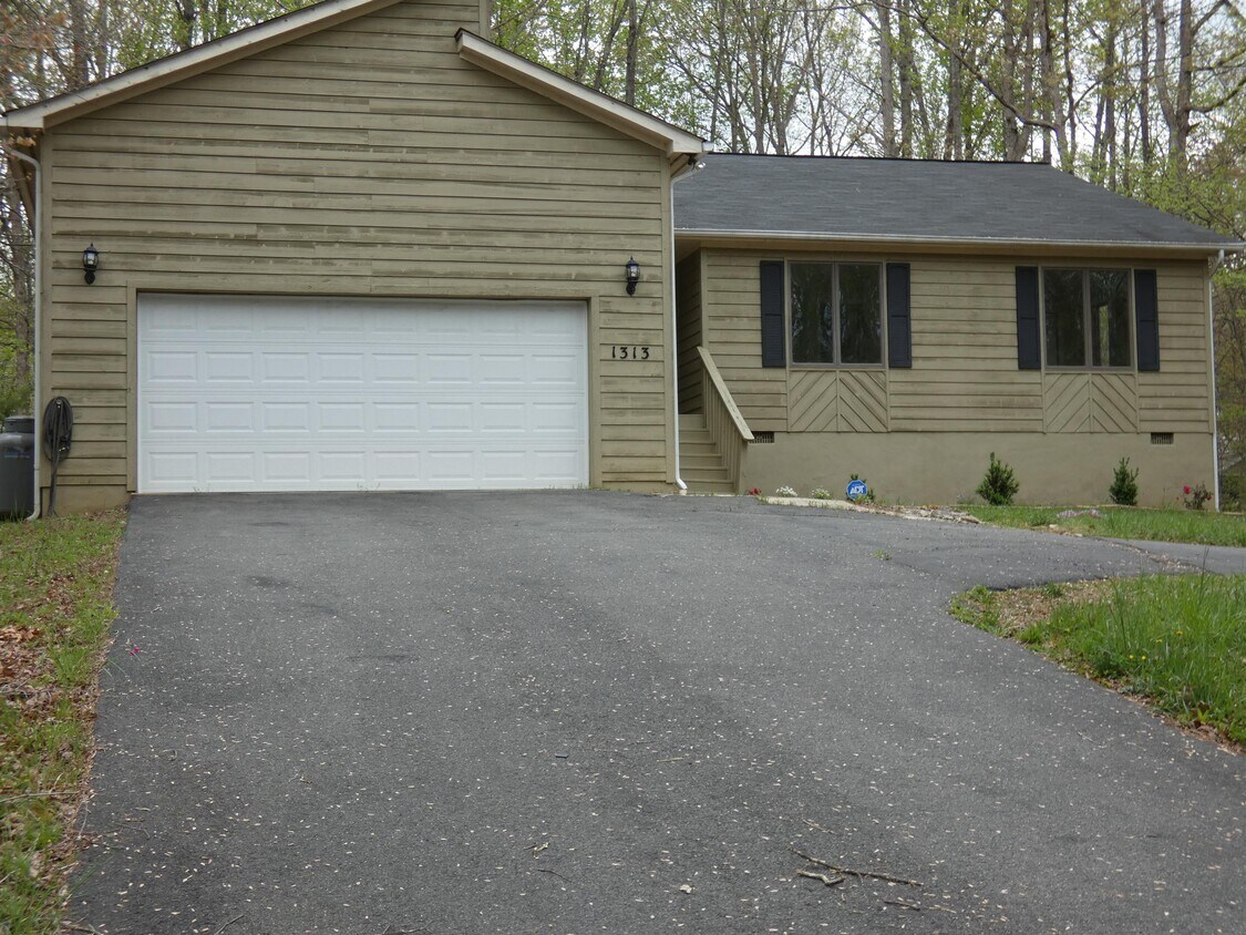 Primary Photo - 1313 Lakeview Pkwy