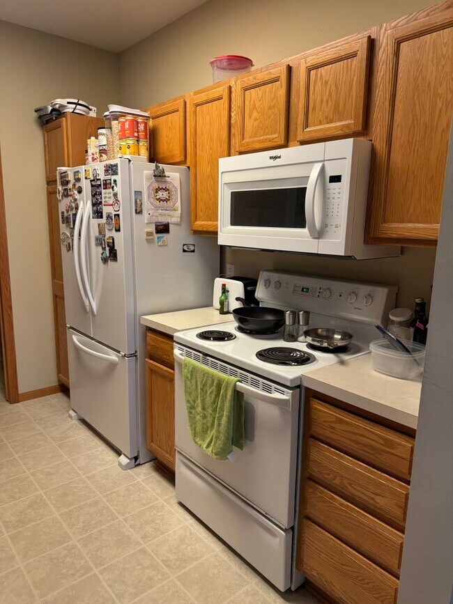 Building Photo - Great Location *2Bed*1.5Bath Townhouse - O...