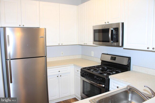 Building Photo - 171 Somervelle St