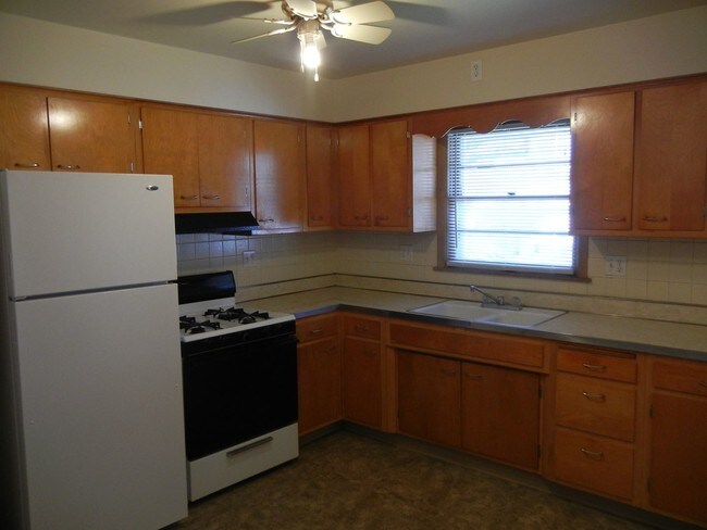 Building Photo - 3020 N Rockton Ave