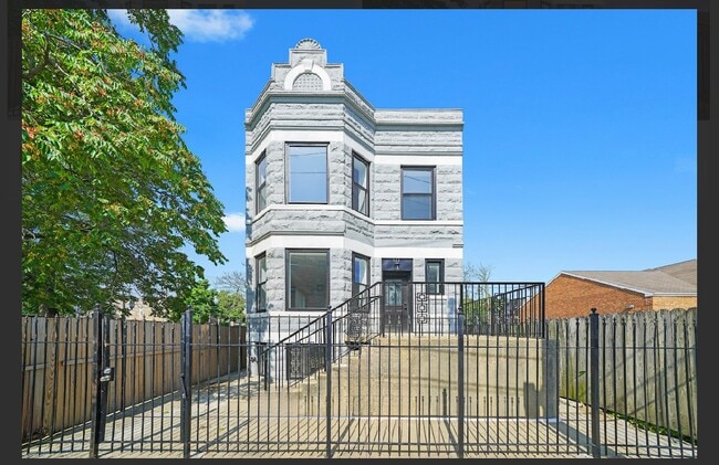322 S Kostner Ave
