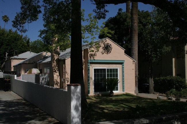 Building Photo - 928-932 N Los Robles Ave
