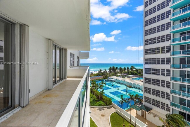 Foto del edificio - 5151 Collins Ave