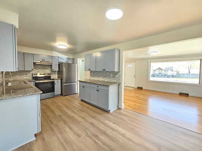 Building Photo - $2,100 - 4 Bed / 1 Bath Home with Fully Fe...