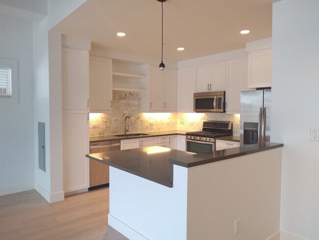 Building Photo - GORGEOUS 1 BED/1 BATH LOCATED IN THE DESIR...