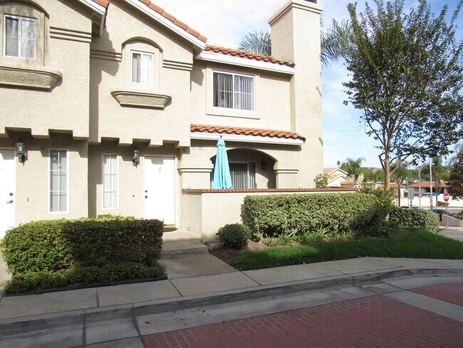 Foto del edificio - Spacious and Well Maintained 2 Bedroom Dua...