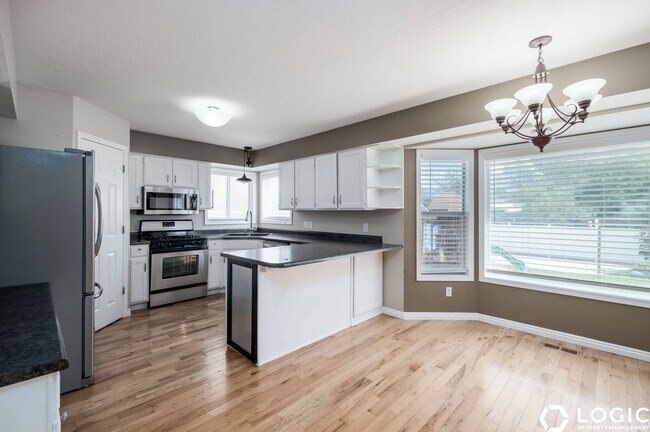 Foto del edificio - 6427 Travis James Ln