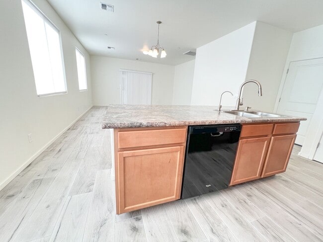 Building Photo - 1735 Pinon Dr