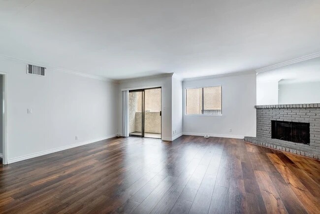 Foto del edificio - 17155 Chatsworth St