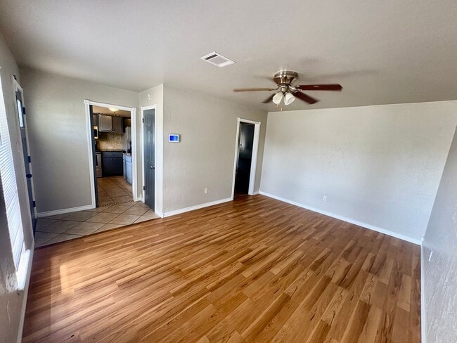 Building Photo - Spacious 4 Bedroom, 2 Bathroom Home with L...