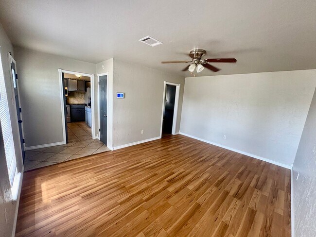 Foto del edificio - Spacious 4 Bedroom, 2 Bathroom Home with L...