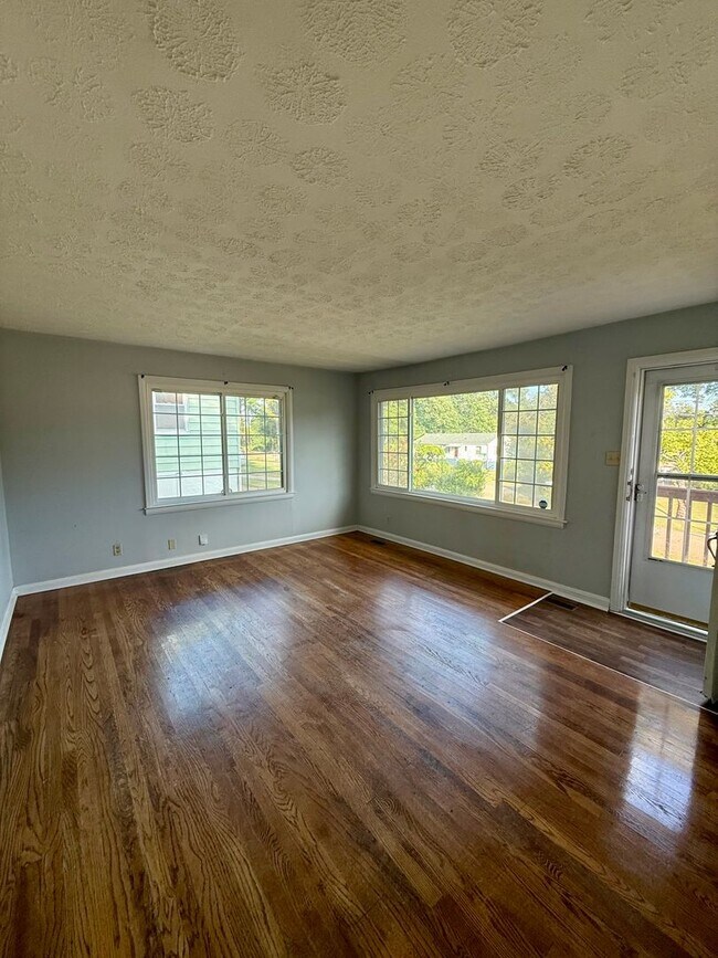 Building Photo - Knoxville 37917 - Charming 2 bedroom, 1 ba...
