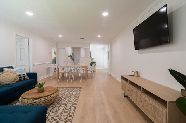 Building Photo - 402 S Orlando Ave