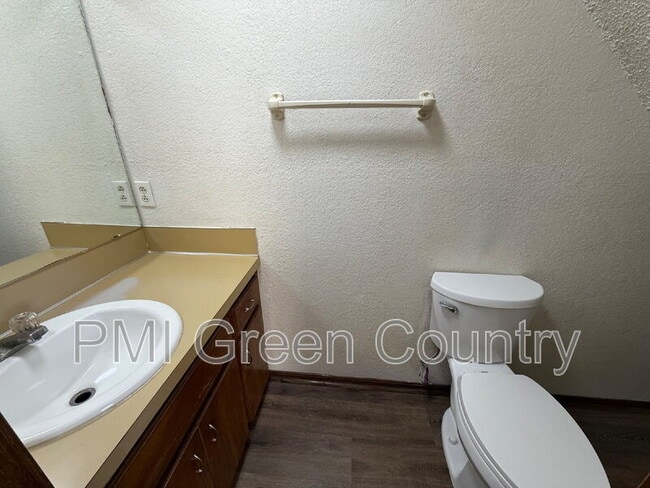 Foto del edificio - 404 E Redwood St