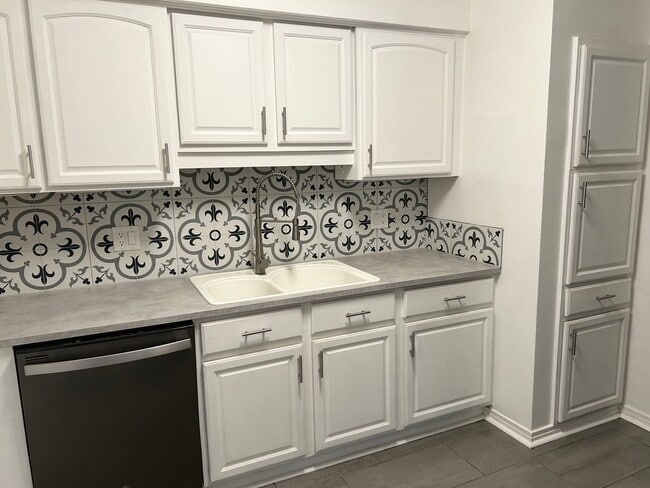 Building Photo - 3 bedroom 1 bath home with a large yard an...