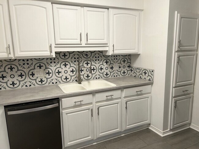 Foto del edificio - 3 bedroom 1 bath home with a large yard an...