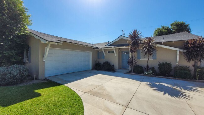 Foto del edificio - 3 Bed 2 Bath House Right Next To Disneylan...
