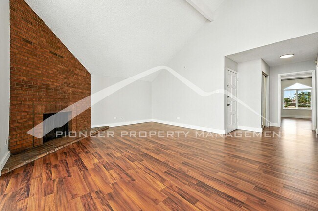 Foto del edificio - Spacious Condo with Central AC and Patio