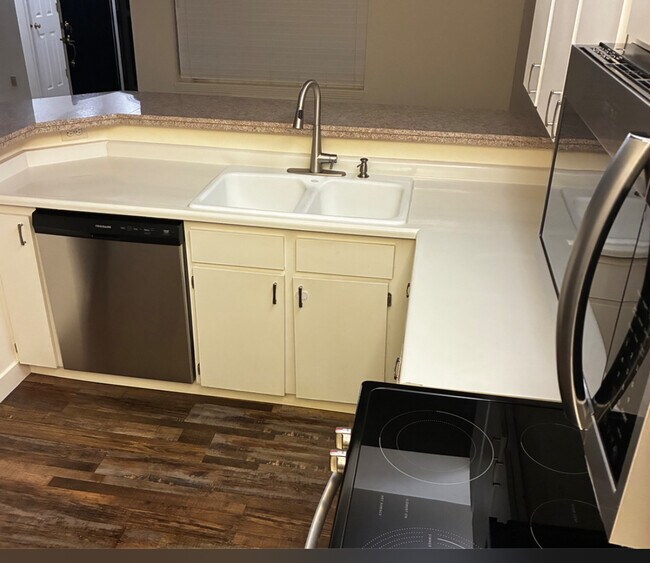 Foto del edificio - 5064 Foothills Dr