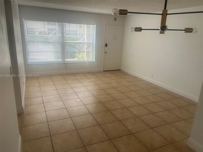Foto del edificio - 3748 N University Dr