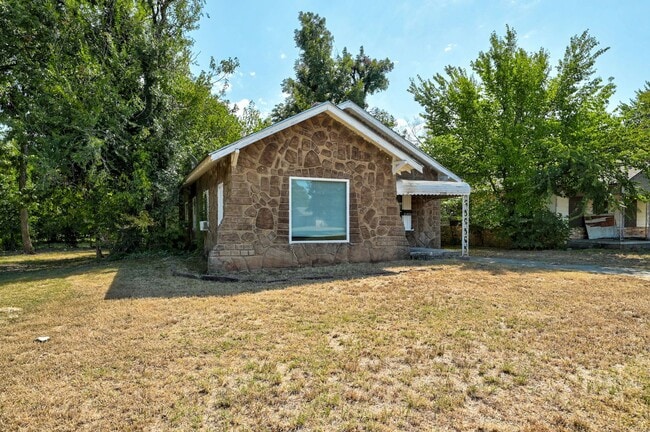 Building Photo - Large 2 bed / 1 bath house! 3 Minutes from I-235, and 10 Minutes from Bricktown!