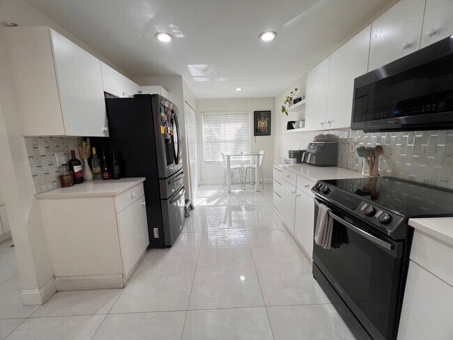 Building Photo - Fantastic, Weston Waterfront 3/2 PLUS Office in Gated Savanna