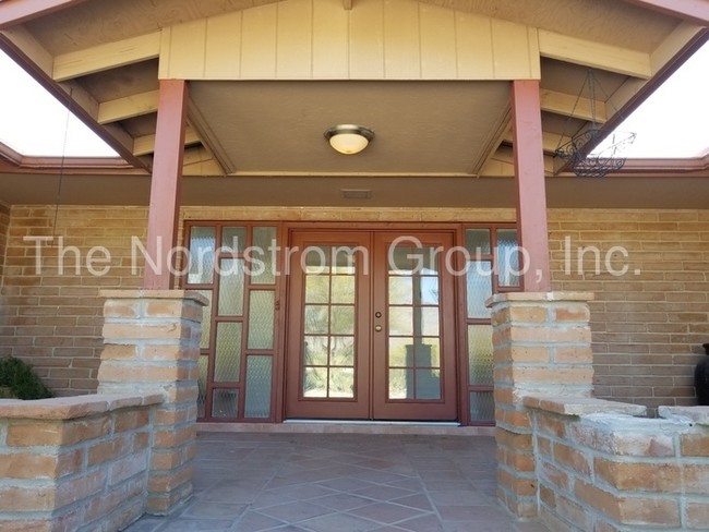 Building Photo - Ina/Oracle - 1525 W San Annetta