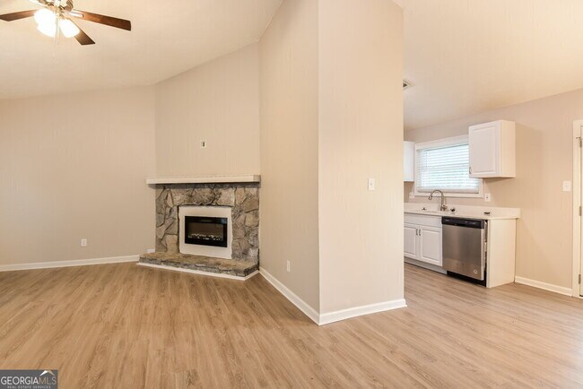 Foto del edificio - 6924 Hickory Log Rd
