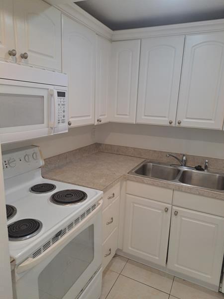 Building Photo - 4164 Inverrary Dr
