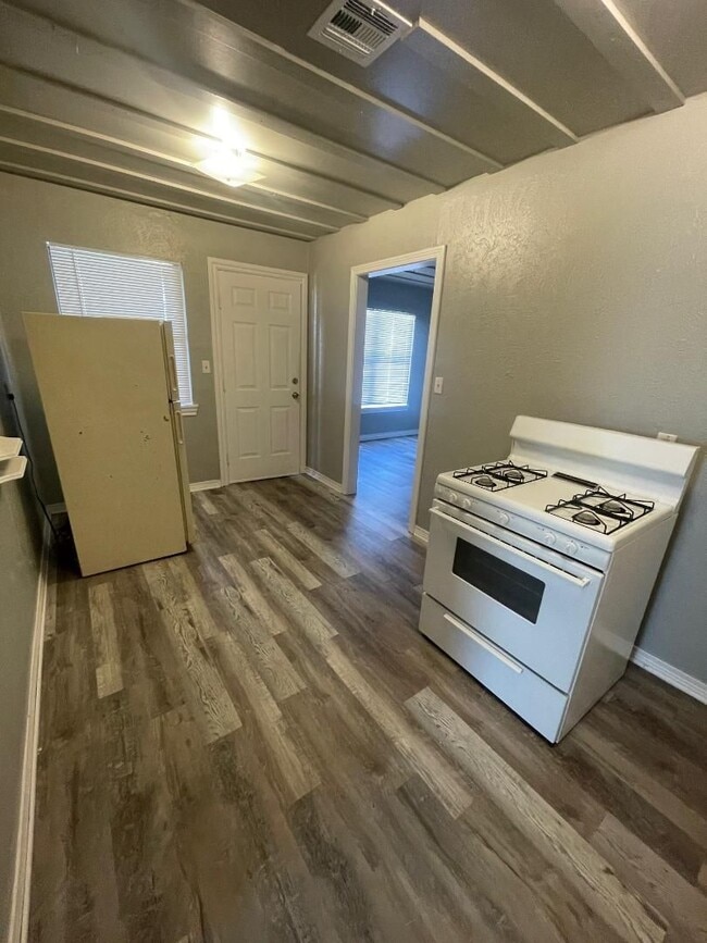 Building Photo - 1 Bedroom 1 Bathroom Duplex For Lease Now!