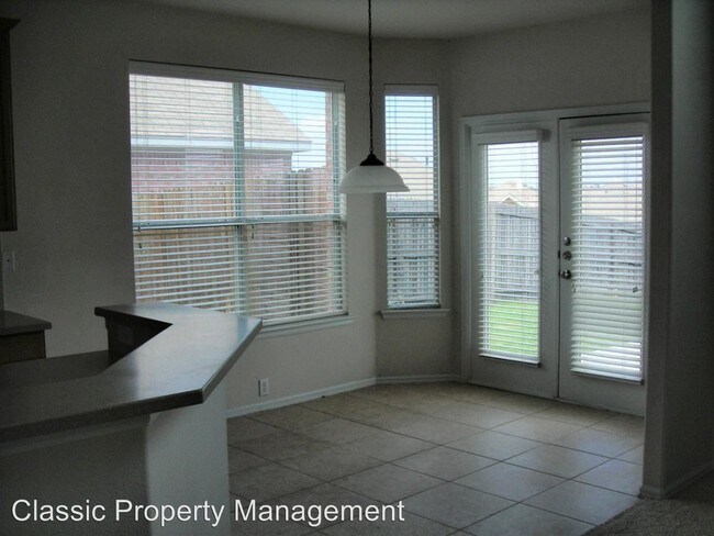 Building Photo - 621 Primavera Dr