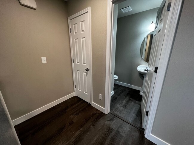Building Photo - 3 Bedroom 3.5 Bath Townhouse for Rent