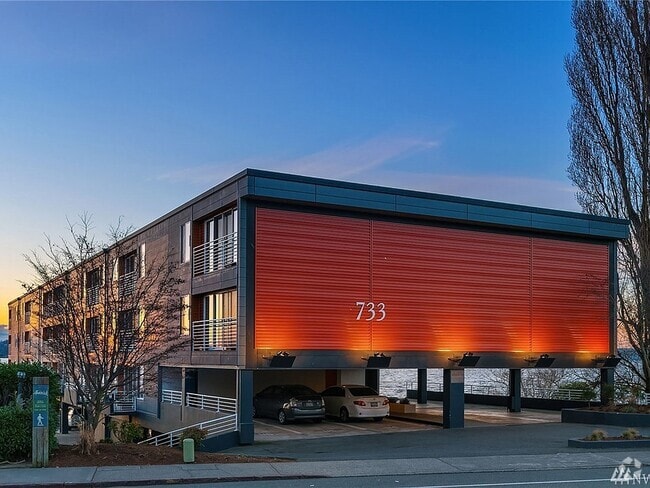 Building Photo - 733 Lake St S