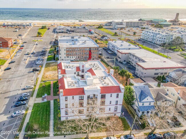 Building Photo - 218 2nd Ave